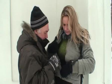 gut aussehende deutsche Dame, die draußen einen harten Schwanz befriedigt 