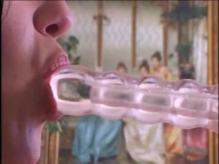 黑发女孩在卧室里用手指抚摸她的阴部美国