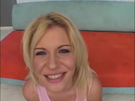 fabelhafte deutsche Blondine mit kleinen Brüsten liebt zwei Schwänze gleichzeitig 