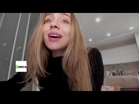 Die blonde Barbi zeigt ihre schönen großen Brüste 