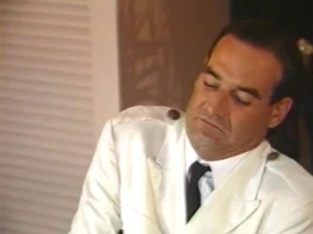 Blondine in Dessous bläst und fickt 