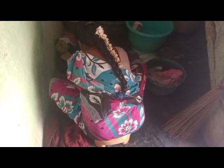 Приянка сексуальная тетушка стирает платье в ванной 