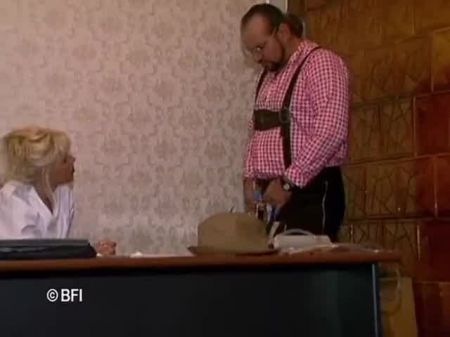 Dreier mit Vintage-Milfs, die gerne auf dem Gesicht eines Mannes sitzen und ihnen einen Tittenfick verpassen 