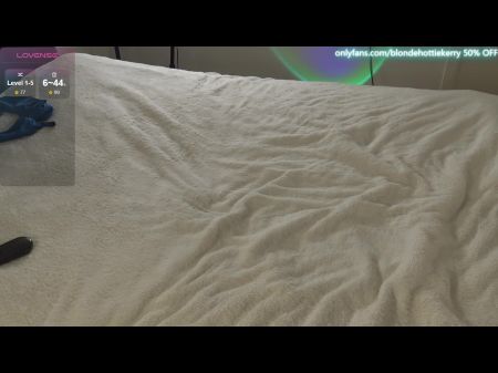 金发女郎假阳具自慰并用内裤喷到一边