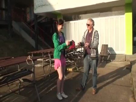 Böse brünette deutsche Teenie reitet den Schwanz eines älteren Kerls im Freien 