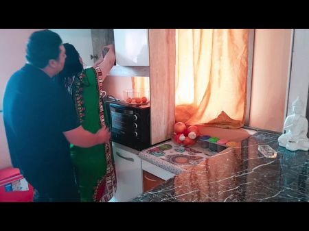 hijastro sorprende a su madrastra india con una cogida caliente en la cocina 