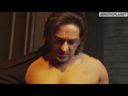 بوراتا: فتاتان بزاز ضخمة لديهما رباعية 