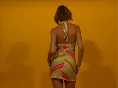 eu sou Katrin, uma cam girl morena com peitos naturais enormes e hoje quero curtir com um brinquedo sexual 