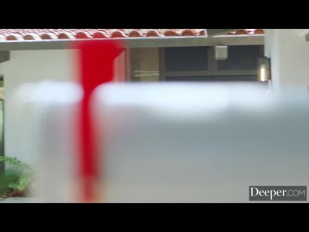 Das böse Mädchen Freya bittet darum, mit Handschellen gefesselt zu werden 