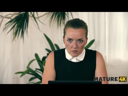 зрелый4к. зрелая брюнетка сосала молодой член, а ее муж тайно это видел 