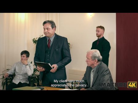 Reife4k. Reife Brünette Lutschte Einen Jungen Schwanz Und Ihr Mann Sah Es Heimlich 