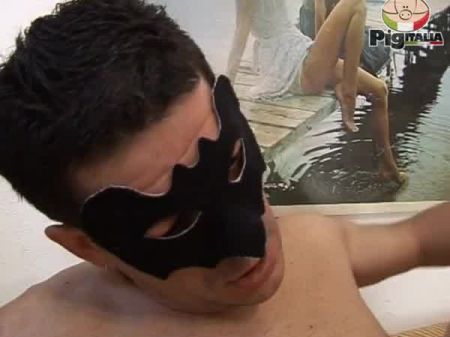 freche heiße MILF mit großen natürlichen Titten genießt Muschi in Szene 01 aus Film Bella Troia La Tua Zietta 