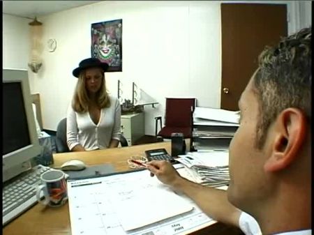 junges blondes Mädchen hat Hardcore-Sex im Büro 