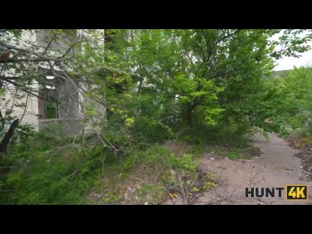 caça4k. morena russa gostosa se soltou e fodeu em ruínas públicas na frente de seu namorado 