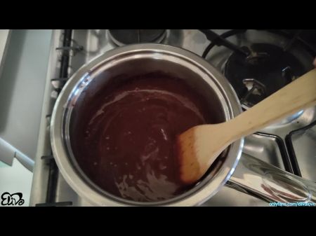 Verloren im Wald nimmt mich ein Radfahrer mit zu seinem Haus, um mich zu ficken 