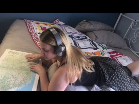 me follé a mi madrastra mientras ella lee un libro 