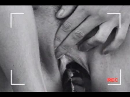 她是一个完美的黑发美女，喜欢在户外自慰 