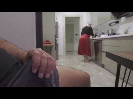 дрочу, наблюдая за моей мачехой с огромной задницей 