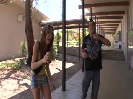 Schau zu, wie sexy Mädchen ihre Muschi mit harten Stößen zerstört bekommt 