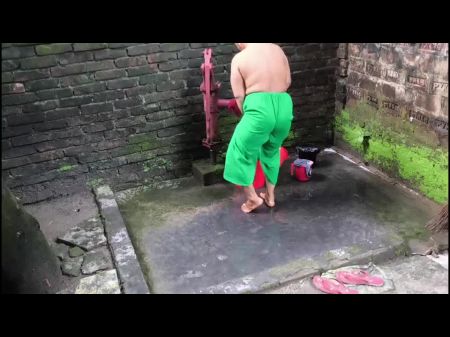 я вдруг увидела, как моя сводная тетушка чистит одежду, я подошел к ней сзади и начал трахать ее в задницу 