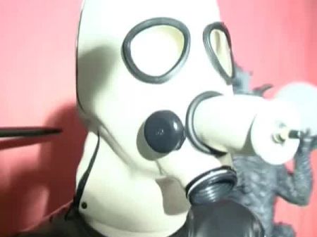 你通过你的乳胶面具吮吸假阳具是多么的饥渴啊我的鸡巴我们真的很努力