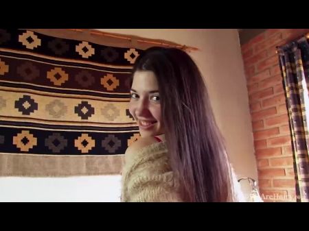 süße haarige Jungfrau zieht sich zum Spielen Pullover und Dessous aus 