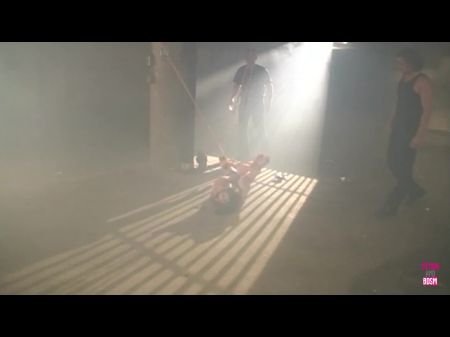 uma vagabunda morena é amarrada, dupla penetração até esguichar e borrifar porra 