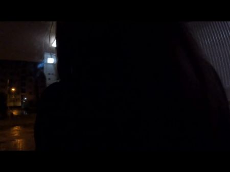 18岁女友不敢在门口操，结果被操在地下室 