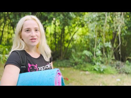 美丽性感的金发女郎在公共场合做爱并被陌生人抱住哥伦比亚 