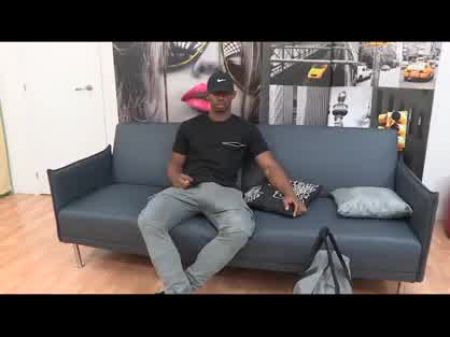 Der Schwarze Kerl Hat Einen Schwanz, Der In Meilen Gemessen Wird 