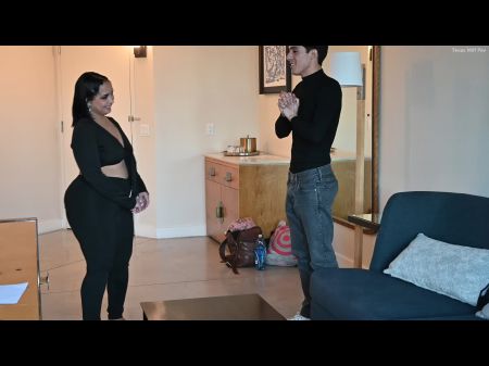 ((mira esto)) MILF amateur con gran botín se queda atascada y luego le llenan el coño de semen. Sunny Bunny se folla a un chico joven 