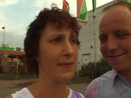 Stotternde Peggy Blaesst die Schwäne auf dem Parklplatz 