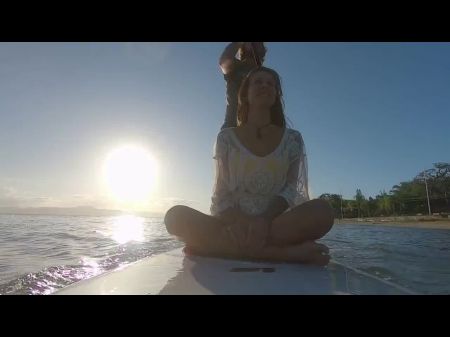 freche Brünette masturbiert und fickt auf dem Sup 