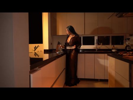 Vollbusige Hausfrau wird von einem Maskierten gefickt, der in ihr Haus einbricht. Benutze mein Honig-Spielbox-Spielzeug 