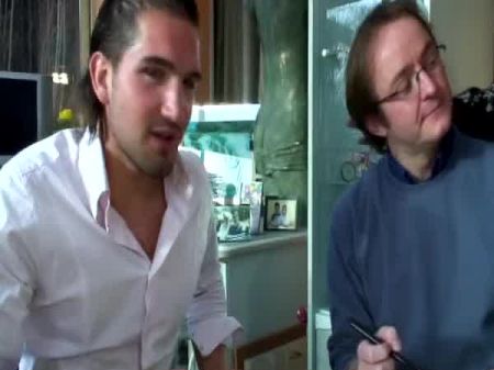 gut aussehendes französisches Babe bekommt zum ersten Mal einen Gangbang 