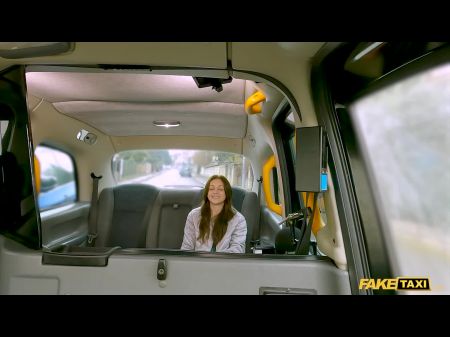 Sie will, dass ich ihre Muschi ficke, nachdem ich sie im Taxi zurückgelassen habe 