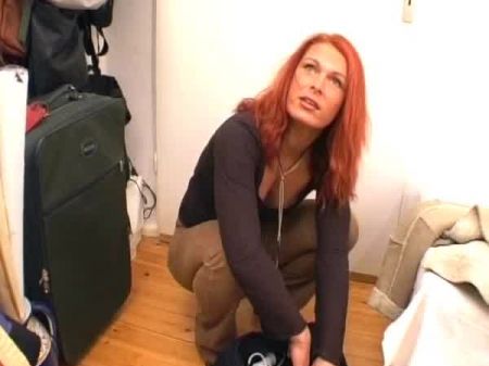 Rothaarige Schönheit aus Deutschland macht ihre Muschi mit ihrem Sexspielzeug nass 