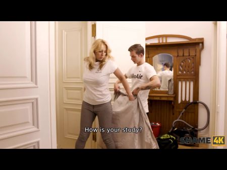 Perverser holt sich beim Gucken auf die MILF im Badezimmer einen runter und sie erwischt ihn 