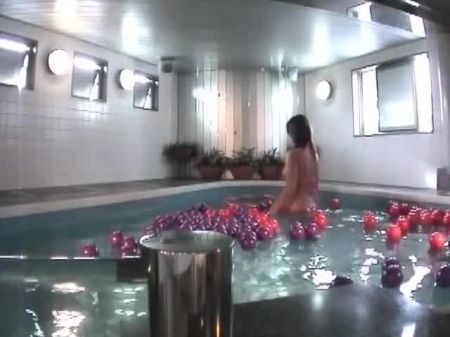 leidenschaftliche japanische Sitzung im Pool 