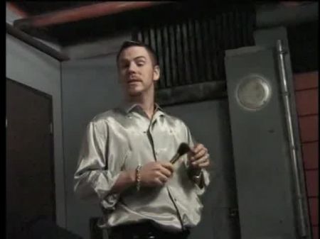 ninfómana lujuriosa en látex apretado es seducida por una diosa rubia rizada 