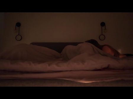 La Mamá De Mi Mejor Amigo (madrastra) Me Despertó Por La Noche Y Me Folló Con Su Coño 