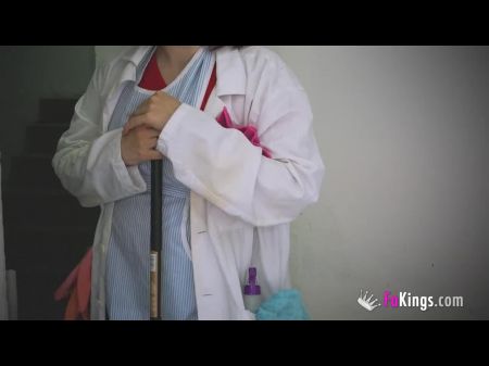 la historia se repite una vez más recogemos a una señora de la limpieza madura y sexy 