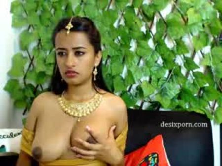 tetas musulmanas hijabi con gran collar de oro 