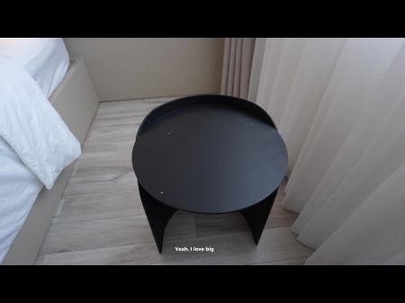 فتاة لطيفة تقوم بإغراء شخص غريب في المنتجع، بينما كان صديقها المفضل في المنزل 