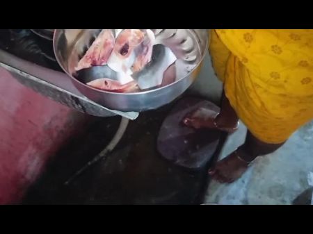 أمي الساخنة تمارس الجنس مع صديق أبنائها في مطبخها 