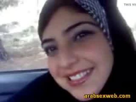 Musulmana Con Velo Hijab Muestra Sus Grandes Tetas 