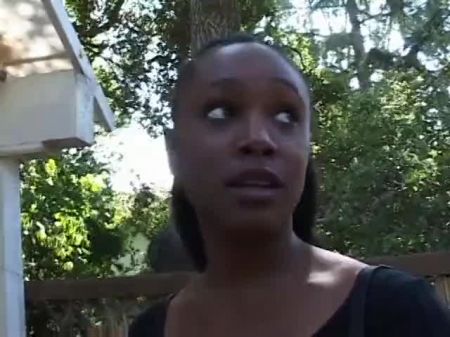 华丽宝贝享受骑在高大帅哥身上 