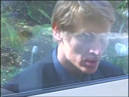 dos sementales follan el culo de la joven rubia simultáneamente y luego le hacen un tratamiento facial 