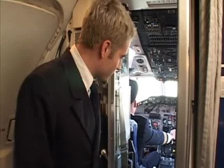 兰迪飞行员在驾驶舱里抚摸性感的黑发女人美国