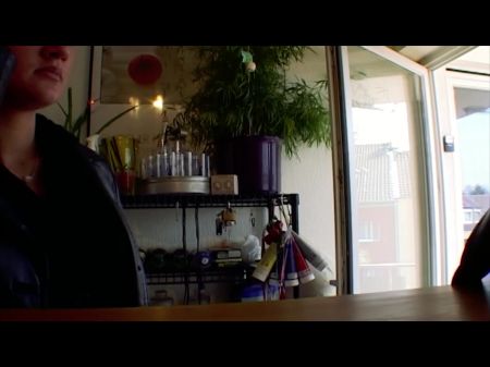 Eine kurvige blonde Schlampe aus Deutschland reitet einen harten Schwanz in der Küche 